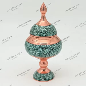 قندان فیروزه دست‌ ساز از مس کرمان با سنگ فیروزه نیشابور کیمری ارتفاع ۲۰ سانتی‌ متر