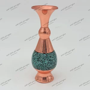 گلدان صراحی فیروزه دست‌ ساز از مس کرمان با سنگ فیروزه نیشابور کیمری ارتفاع ۱۶ سانتی‌ متر