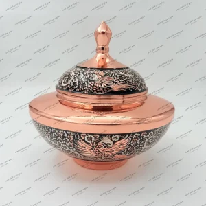 بشقاب پرنده بزرگ مسی الماس‌تراش با آب نقره صنایع دستی شایان ایوبی ارتفاع ۳۰ سانتی‌متر عرض ۲۰ سانتی‌متر