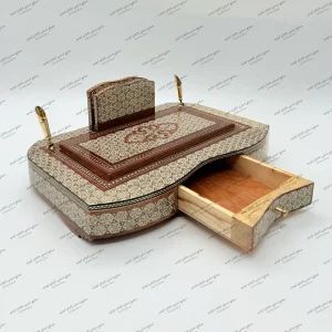 قلمدان تمام خاتم تخمه‌دار رو شبکه ۲۹.۸ در ۲۰ در ۱۱.۵ سانتی‌متر با خاتم تخمه‌دار و طرح شبکه – صنایع دستی شایان ایوبی