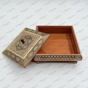 جعبه شکلات خوری خاتم ۲۰ در ۲۰ سانتی‌متر از چوب کبوده با خاتم اعلا و پوشش پلی‌استر – صنایع دستی شایان ایوبی