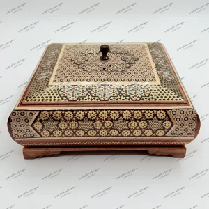 نمای دوم جعبه شکلات خوری خاتم ۲۰ در ۲۰ سانتی‌متر از چوب کبوده با خاتم اعلا و پوشش پلی‌استر – صنایع دستی شایان ایوبی