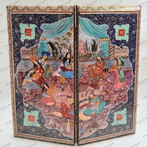 نمای دوم تابلو نرد خاتم کاری بزم اثر استاد خسروی ۴۹.۵ در ۴۹.۵ سانتی‌متر با خاتم توپی و نقاشی مجلس بزم – صنایع دستی شایان ایوبی