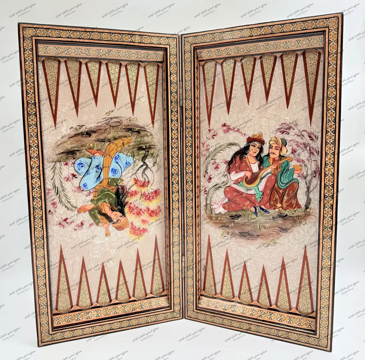 تابلو نرد خاتم کاری بزم اثر استاد خسروی ۴۹.۵ در ۴۹.۵ سانتیمتر با خاتم توپی و نقاشی مجلس بزم – صنایع دستی شایان ایوبی