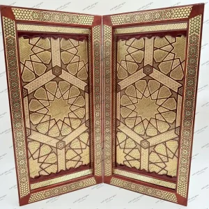 تخته نرد خاتم تمام سیم روگرد کنگره‌ای ۵۰ در ۵۰ چوب کبوده با خاتم تخمه‌دار استخوان شتر و سیم برنجی – صنایع دستی شایان ایوبی نمای دوم