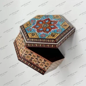 نمای دوم جعبه شش ضلعی خاتم کاری و تذهیب با آستر جیر ۱۲ در ۵ سانتی‌متر – صنایع دستی شایان ایوبی