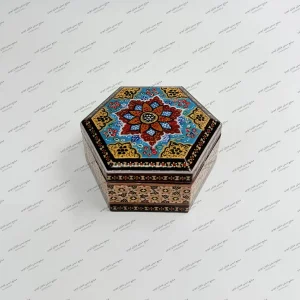 جعبه شش ضلعی خاتم کاری و تذهیب با آستر جیر ۱۲ در ۵ سانتی‌متر – صنایع دستی شایان ایوبی